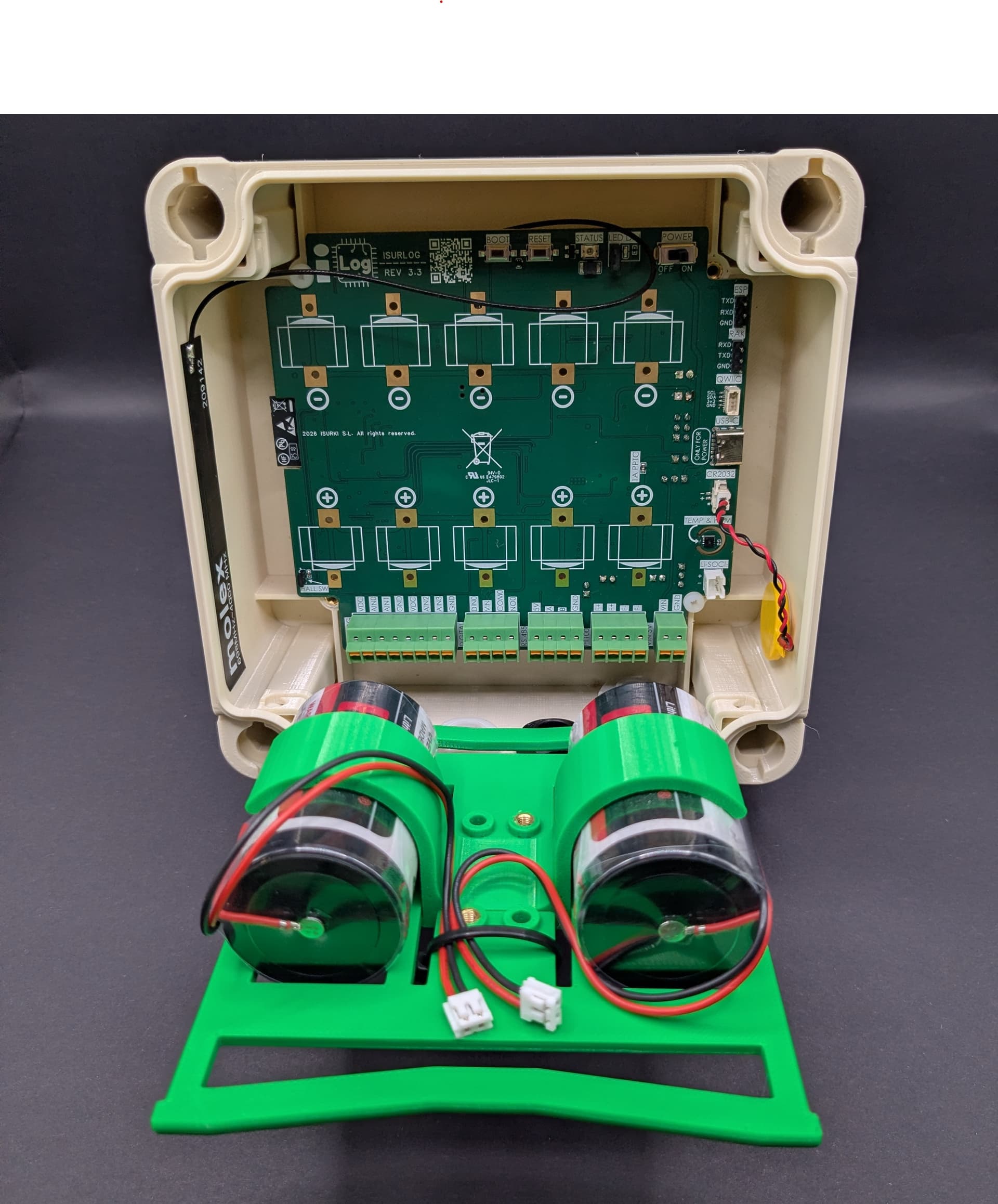 Detalle de la instalación de las baterías LiSOCl2 en el ISURLOG